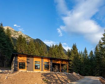 Red Fox Lodge, 2 bedroom, 2 bathroom with Hot Tub - Golden - Bâtiment