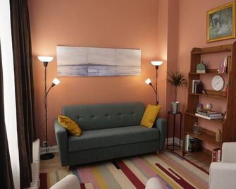 Le Trop Parfait - un Gîte Urbain Pour Deux Personnes en Plein Centre Ville - Autun - Living room