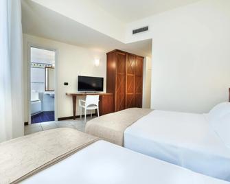 Hotel Bellevue Beach - sul mare - Milano Marittima - Yatak Odası