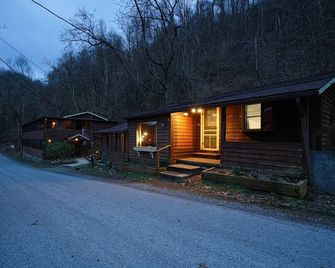 Riverside Retreathottub2 Suites! 2 Kitchens! - Elkins - Building