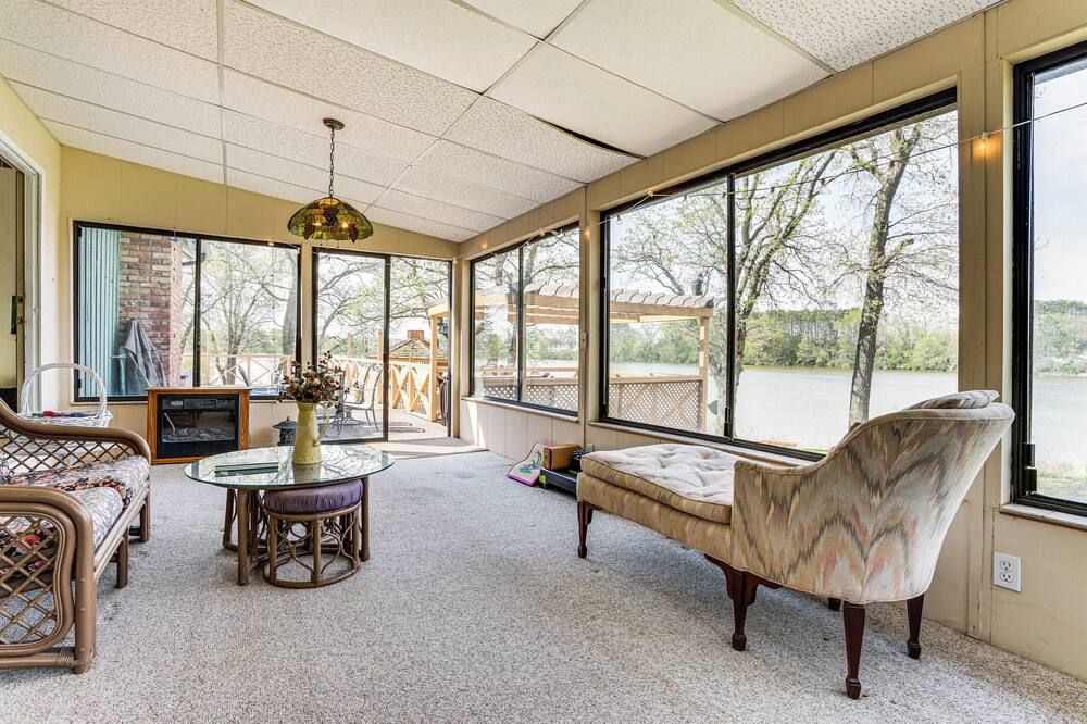 Love Lake Retreat With Hot Tub in New Ri - New Richmond - Huiskamer