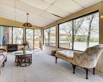 'Love Lake Retreat’ w/ Hot Tub in New Richmond! - New Richmond - Wohnzimmer