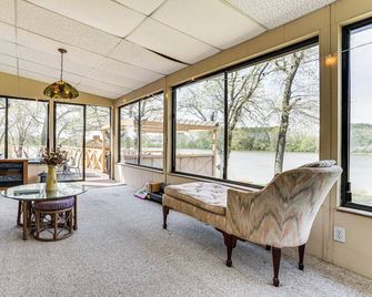 Love Lake Retreat With Hot Tub in New Ri - New Richmond - Huiskamer