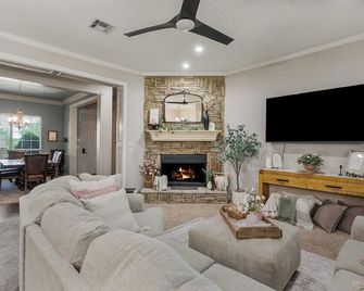 4-Bedroom, Game Room, Bbq Grill, And Pool - Bixby - Living room