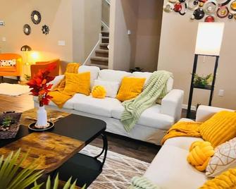 Pool Table, Foosball, King Bed, Crib,parking&yard - Kyle - Wohnzimmer