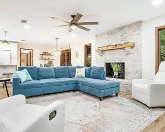 Buccaneer Bungalow on Amelia Isle! - Fernandina Beach - Living room