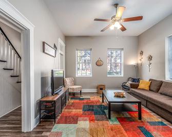 Amazing historic home from 1860! - St. Charles - Living room