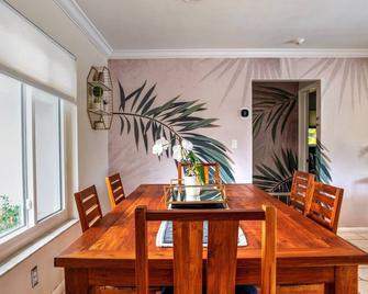 Waterfront 3br Oasis Heated Pool & Kayaks - オークランド パーク - ダイニングルーム