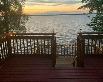 Cozy Beachfront Cottage Prince Edward County - Trenton - Balcony
