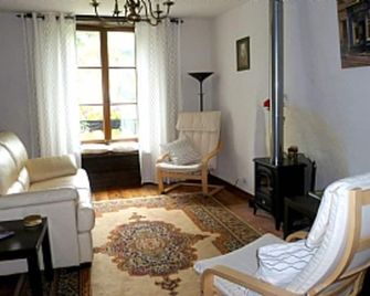 A riverside house in Bellac by a park with lovely views of the medieval town. - Bellac - Salon