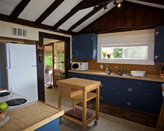 Family & pet friendly, homey beachfront Cottage, Halfmoon Bay, Sunshine Coast - Halfmoon Bay - Cocina