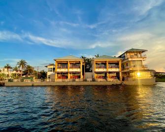 Mira's Pmc Lakeshore Resort - Alappuzha - Building