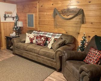 Rainbow Room The Black Bear Inn! Satellite, Wifi, Near River/Trails - Wellston - Living room