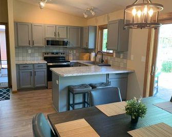 Chippewa Riverfront Retreat Sleeps 8 and Hot Tub - Durand - Cozinha