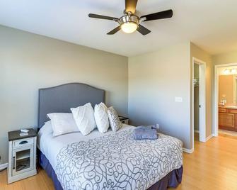 Michigan Townhome with Smart TV 25 Mi to Detroit! - Northville - Bedroom