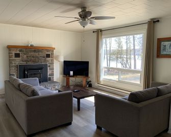 Tally Ho Inn - Huntsville - Living room