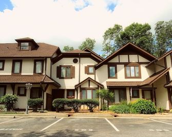 New Discounts are in! Downtown, Free Parking, 2 Smart TVs, 2KingB, Free Wi-Fi - Helen - Edificio