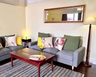 Art Deco Inspired 2 bedroom House - Single Level, Free Wifi and driveway Parking - Brighton - Living room