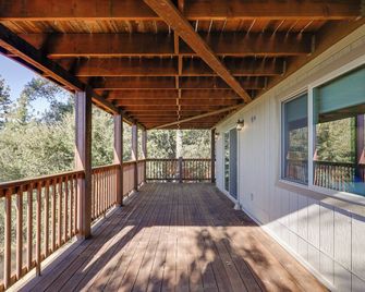 Ski, Hike & Fish: Mtn-View Gem w/ Deck in Tuolumne - Tuolumne - Balcón