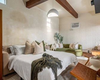 Bourbon Retro Getaway Sleeps 4 & Full Kitchen! - Drumheller - Obývací pokoj