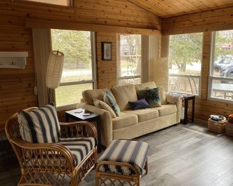 Comfy Cozy Cedar All-Season House Cabin - Grand Marais - Living room