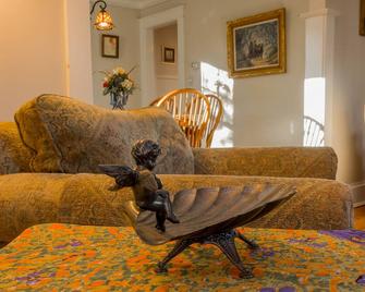 Enchanted Cottage On Glen - Elmira - Living room