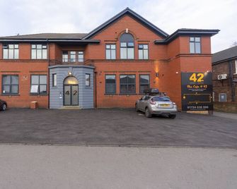 Standard Single Bedroom with En Suite - Scunthorpe - Building