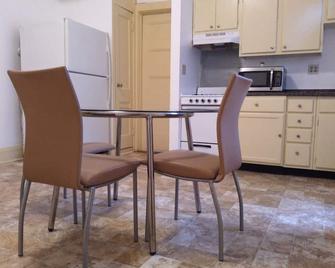 Mini Mansion Hotel near public transportation is the yellow and green house on the corner of 8th st and Madison avenue - Plainfield - Kitchen