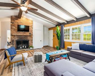 River Access Cabin w Hot Tub, Deck, Grill, & Wifi - Luray - Living room