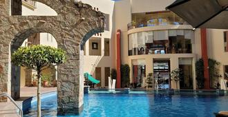 Hotel Quinta las Alondras - กวานาคัวโต - สระว่ายน้ำ