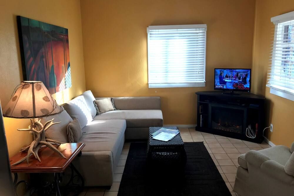 Charming 1-bedroom house with WiFi/Orange Door - Nogales - Вітальня