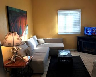 Charming 1-bedroom house with WiFi/Orange Door - Nogales - Вітальня