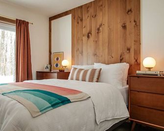 Noir Haus - NEW! Check us out on Air BB. This site is useless. Nobody books here - Jim Thorpe - Bedroom