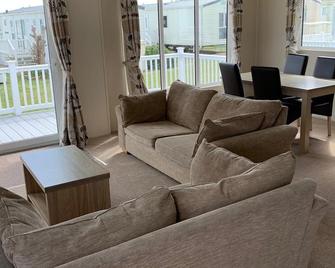 Charming 2-Bedroom Lodge in a Peaceful Setting By the Beach - New Romney - Sala de estar