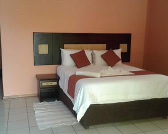 Larissa Hotel - Maun - Bedroom