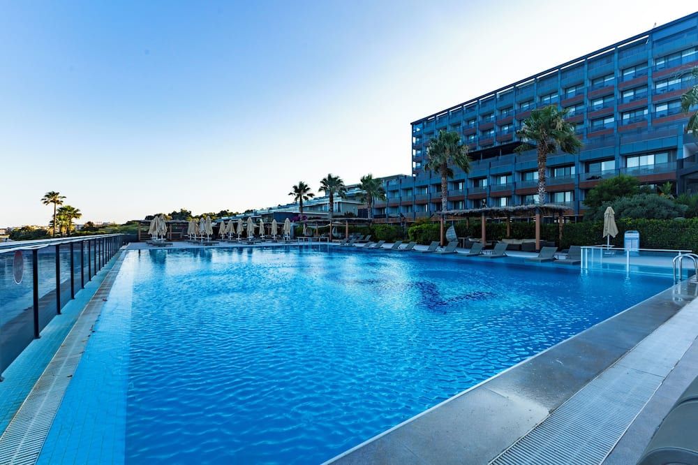 The Nowness Luxury Hotel & Spa Adulty Only - צזמה - בריכה