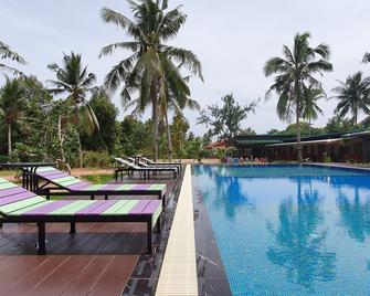 Moonshine Resort Chumphon - Chumphon - Pool
