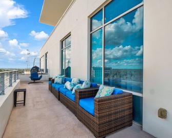 Luxurious 2/2 Penthouse in downtown Orlando with a billiard room&oversized patio - Orlando - Balkon