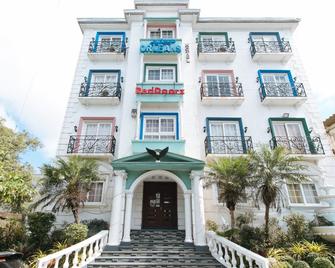RedDoorz Plus @ New Orleans Auberge Hotel - Tagaytay - Edificio