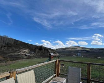 Cozy Cabin for 8 Near Steamboat with Hot Tub Access + Pet Friendly - Kremmling - Balcón