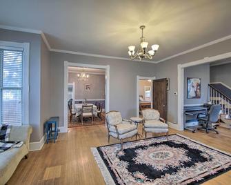 Historic Noblesville Home: Walk to Downtown Shops! - Noblesville - Wohnzimmer