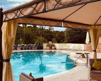 Eden Park Hotel - Campo nell'Elba - Басейн