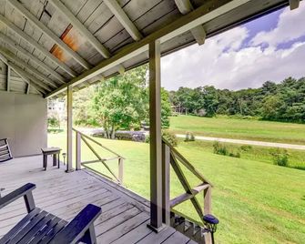 2 Mi to Ski Sapphire: Pet-friendly Cashiers Cabin - Cashiers - Balcony