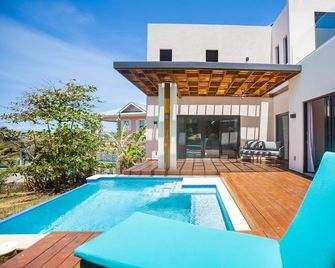 West Bay Breeze 3 Bedroom Home by RedAwning - Coxen Hole - Pool