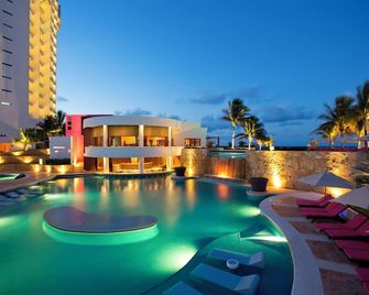 كريستال جراند كانكون أامل جميع كلخدفات - كانكون - حوض السباحة