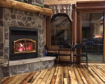 Rustic log cabin back in the boondocks !! - Nortonville - Patio