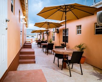 Connies Comfort Suites - Saint John's - Innenhof