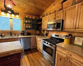 Moondance River Cabin, Experience The Romance! Upscale Cabin With Hot Tub. - Hot Springs - Cocina
