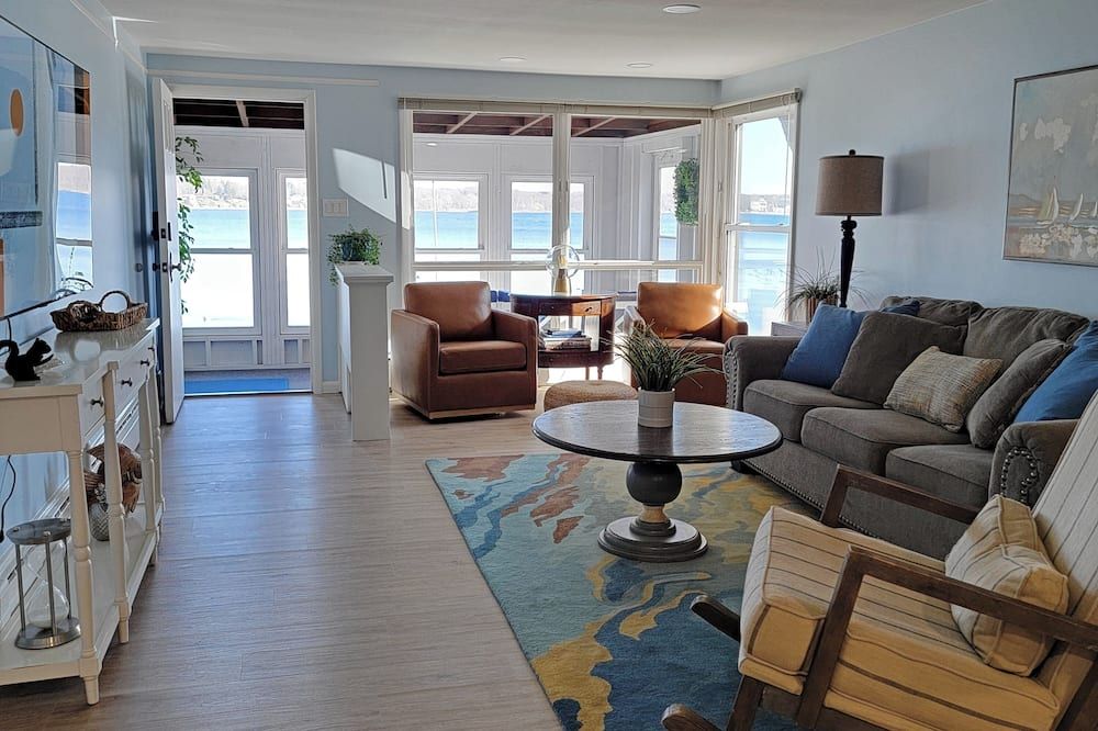 Sprawling Lake Retreat on White Lake! Private Setting Loaded w/ extra amenities - Montague - Sala de estar