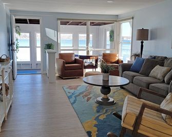 Sprawling Lake Retreat on White Lake! Private Setting Loaded w/ extra amenities - Montague - Sala de estar